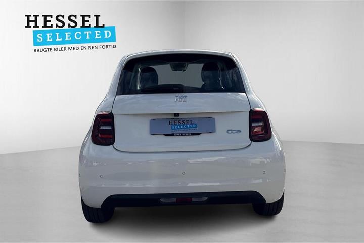 Hvid Fiat 500e fra 2024