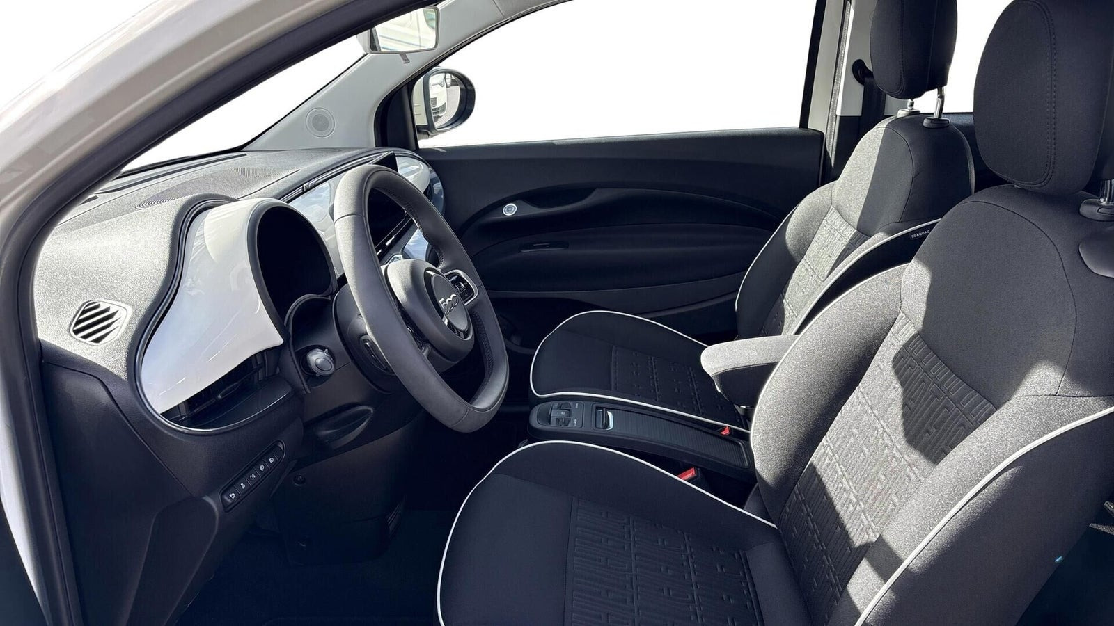 Hvid Fiat 500e fra 2024