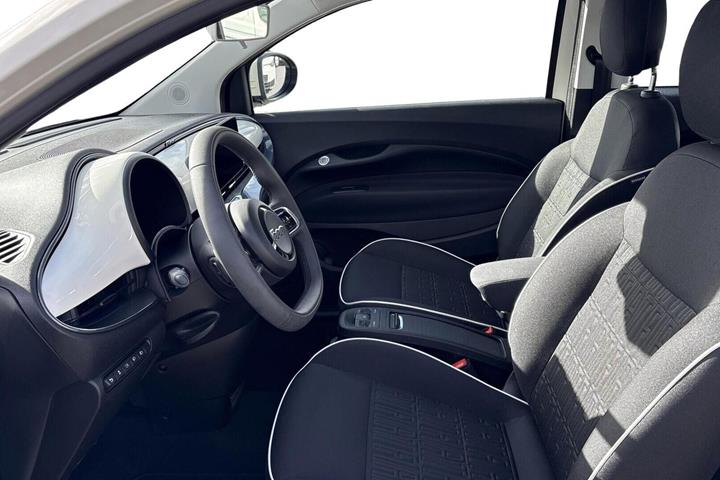 Hvid Fiat 500e fra 2024