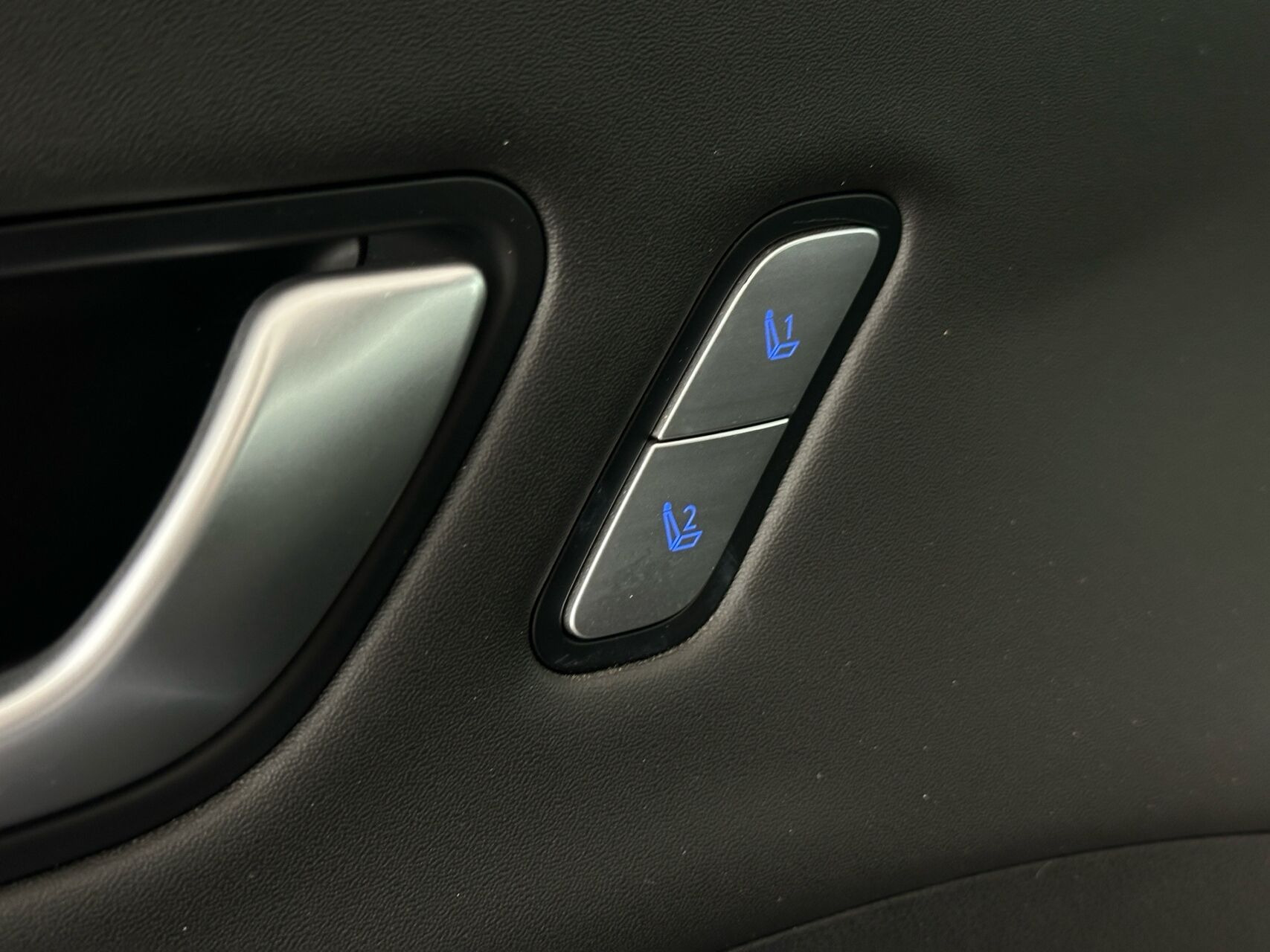Blå Hyundai Kona fra 2023