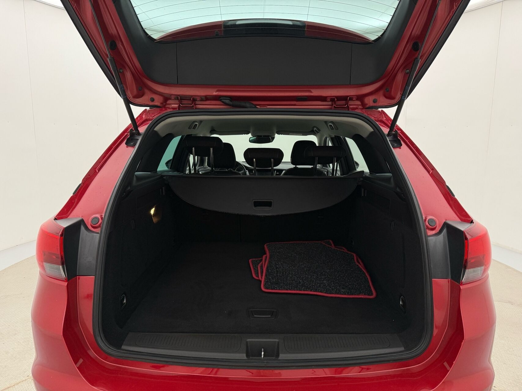 Rød Opel Astra fra 2020
