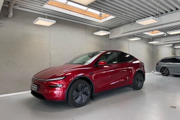 Rød Tesla Model Y fra 2026
