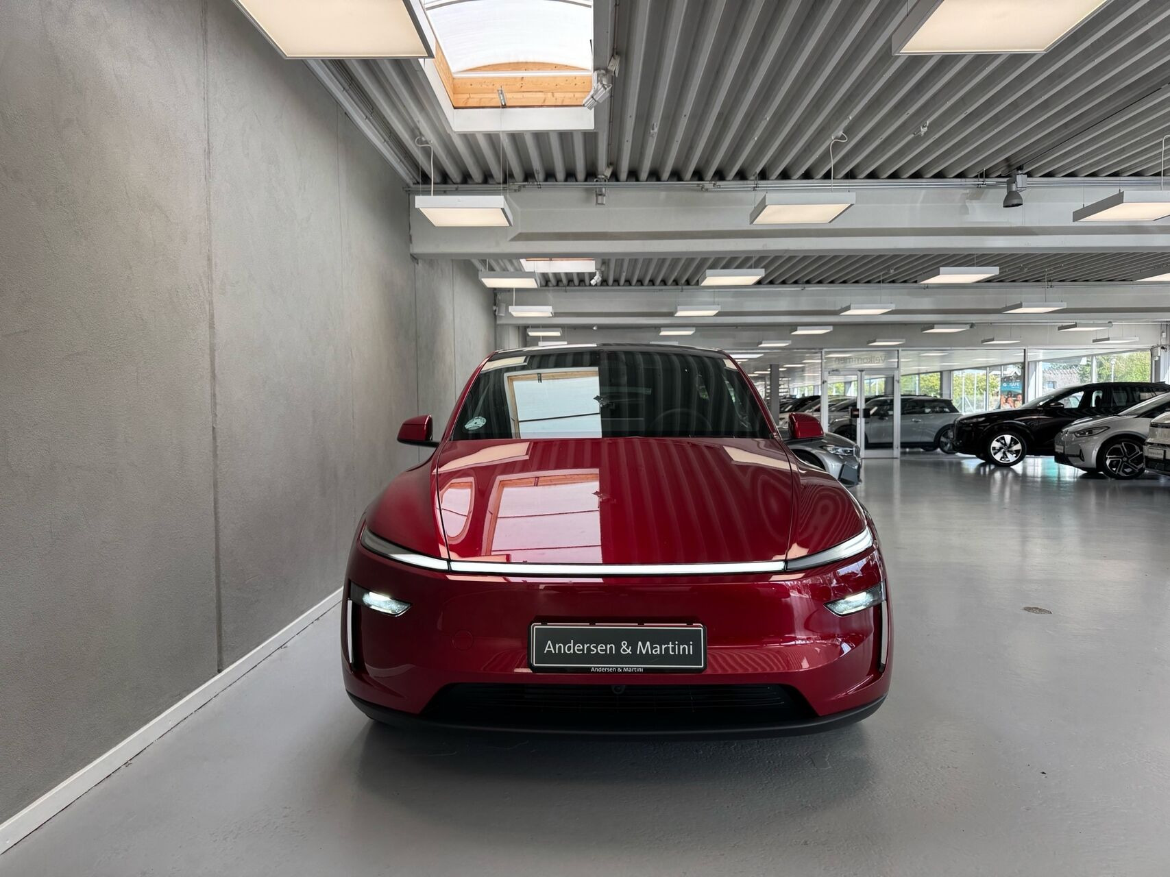 Rød Tesla Model Y fra 2026