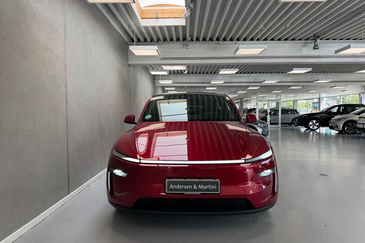 Rød Tesla Model Y fra 2026