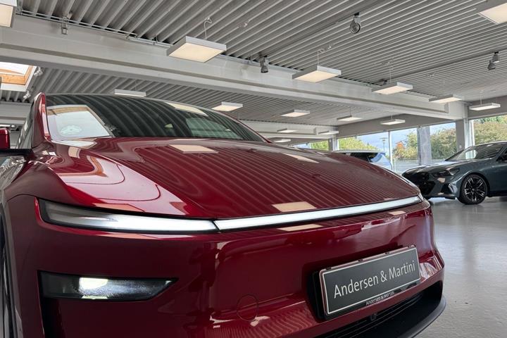 Rød Tesla Model Y fra 2026