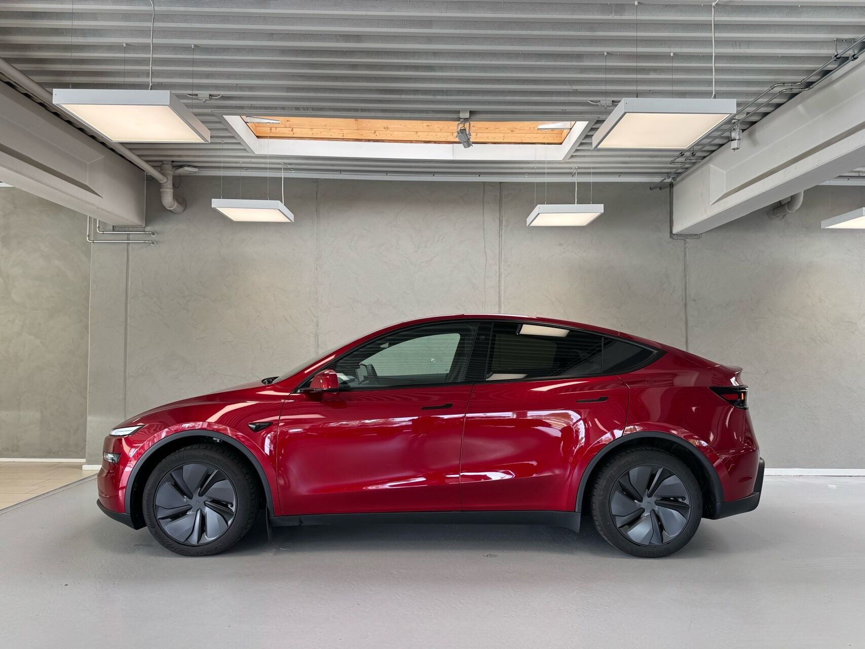 Rød Tesla Model Y fra 2026