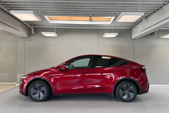 Rød Tesla Model Y fra 2026