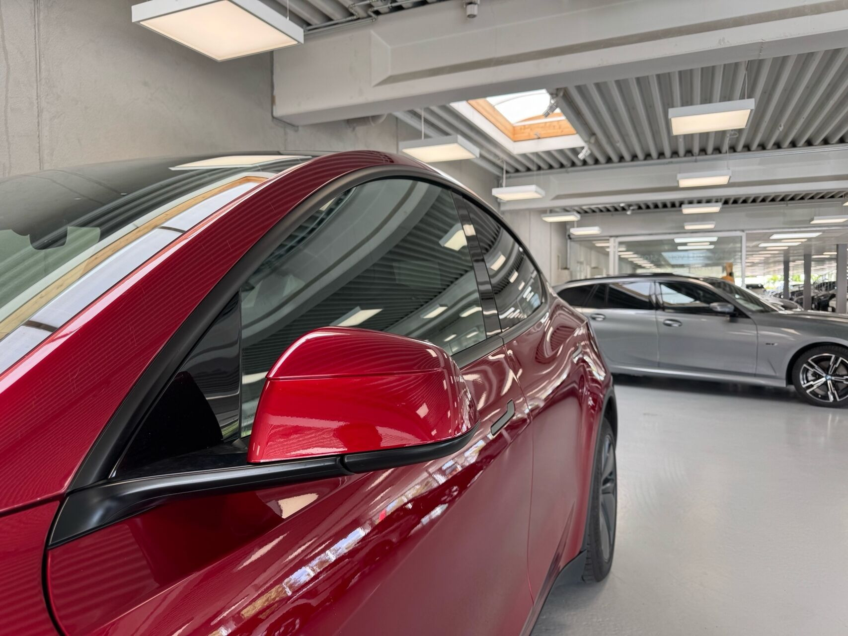 Rød Tesla Model Y fra 2026