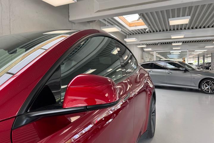 Rød Tesla Model Y fra 2026