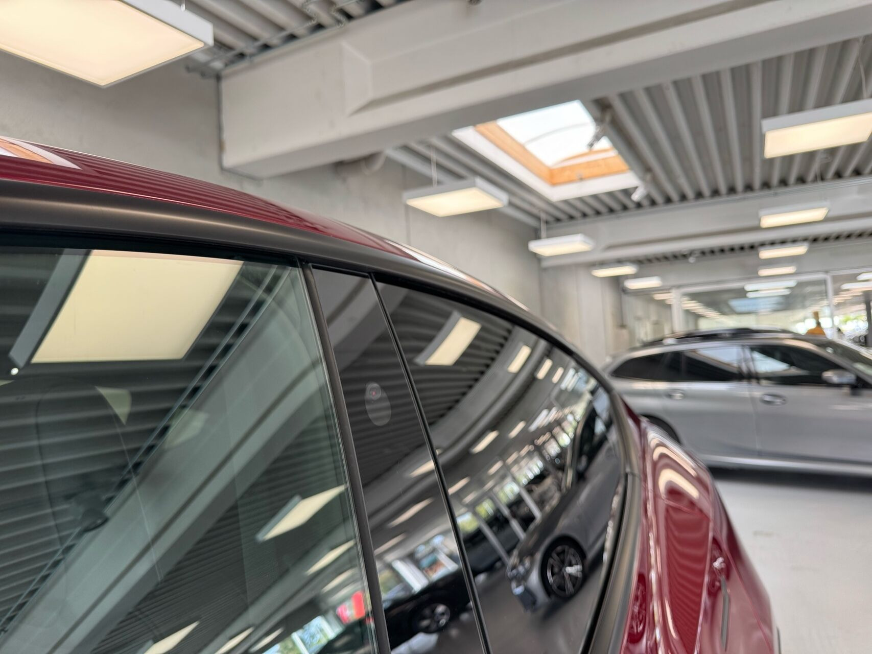 Rød Tesla Model Y fra 2026