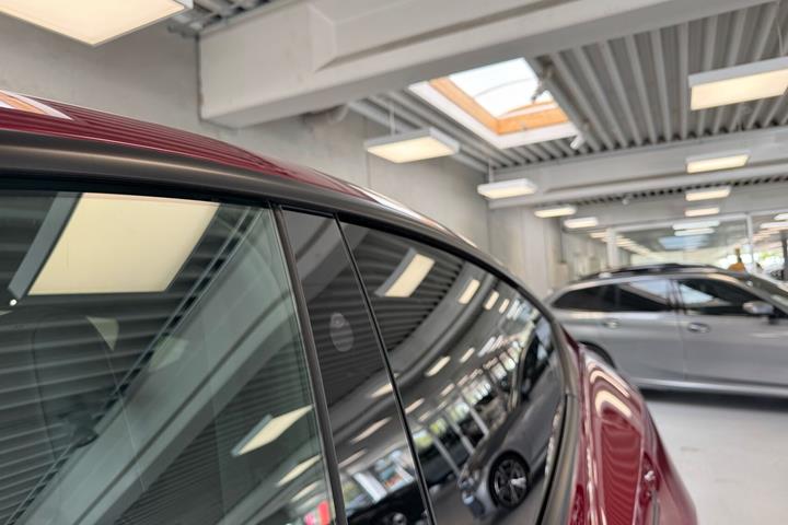 Rød Tesla Model Y fra 2026