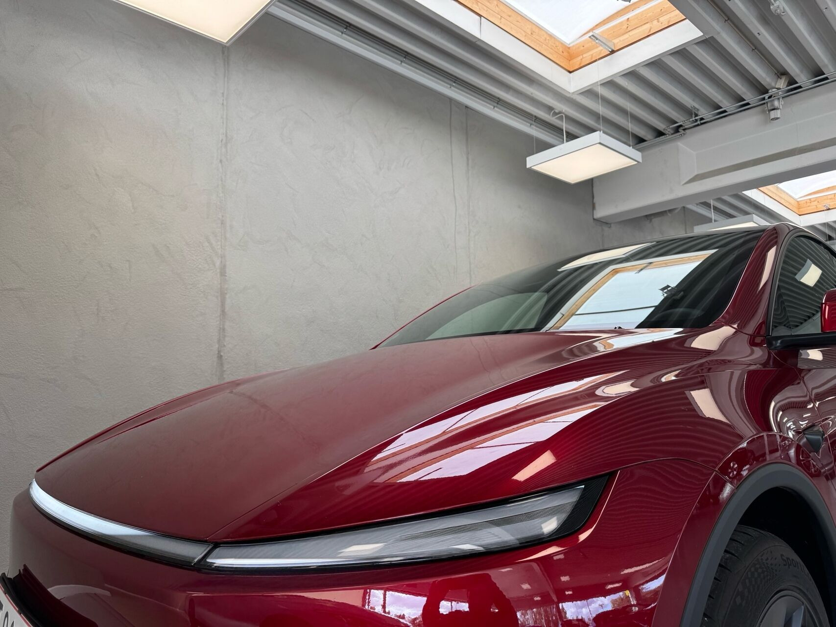 Rød Tesla Model Y fra 2026