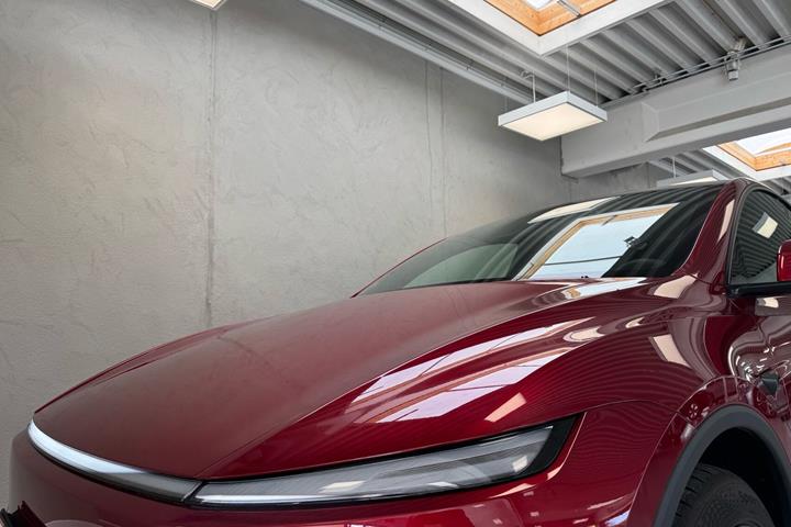 Rød Tesla Model Y fra 2026