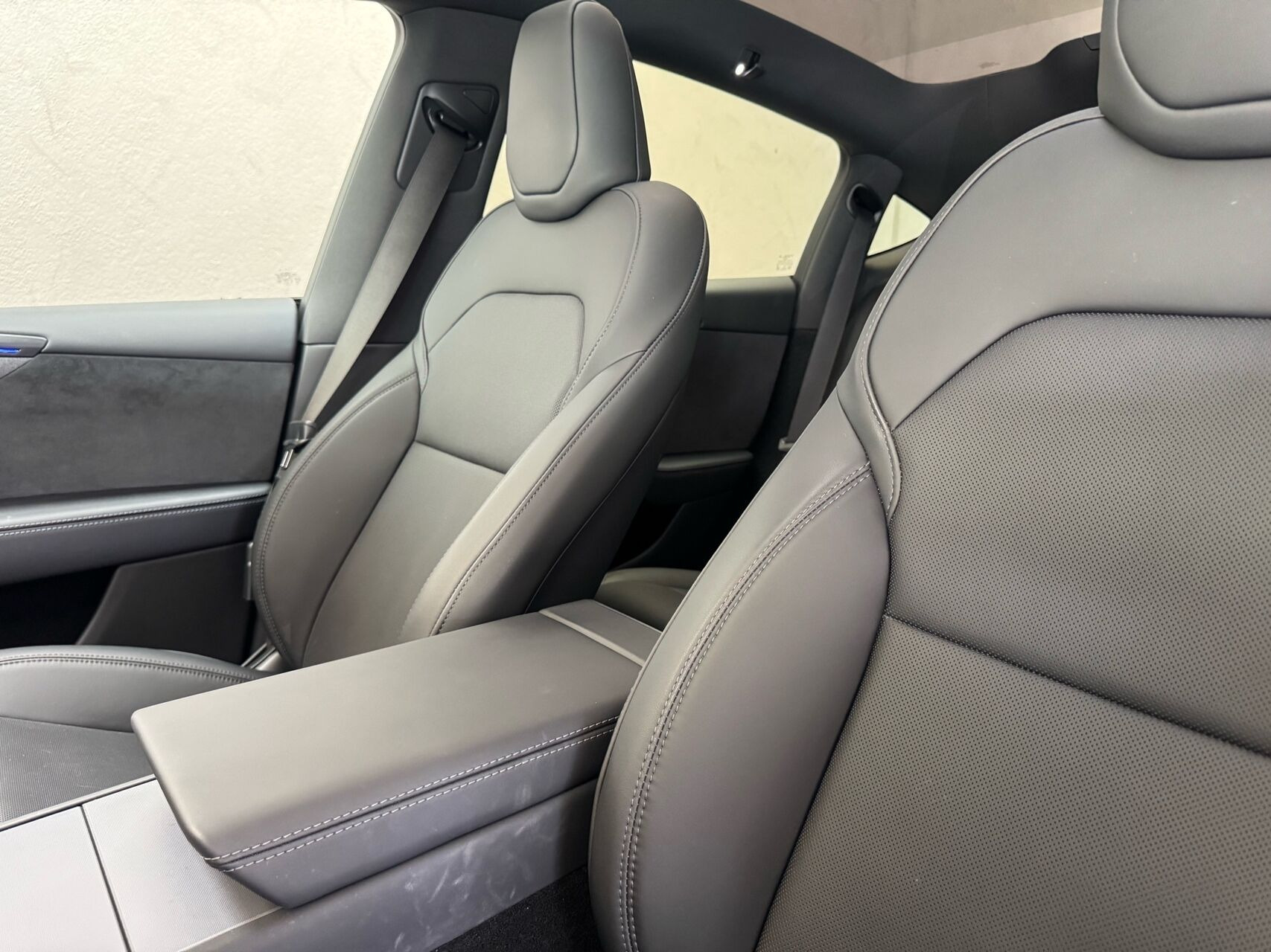 Rød Tesla Model Y fra 2026