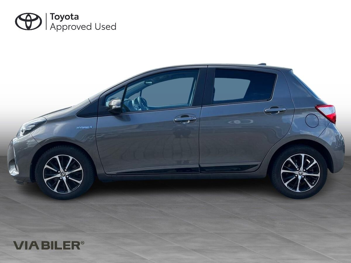 Grå Toyota Yaris fra 2020