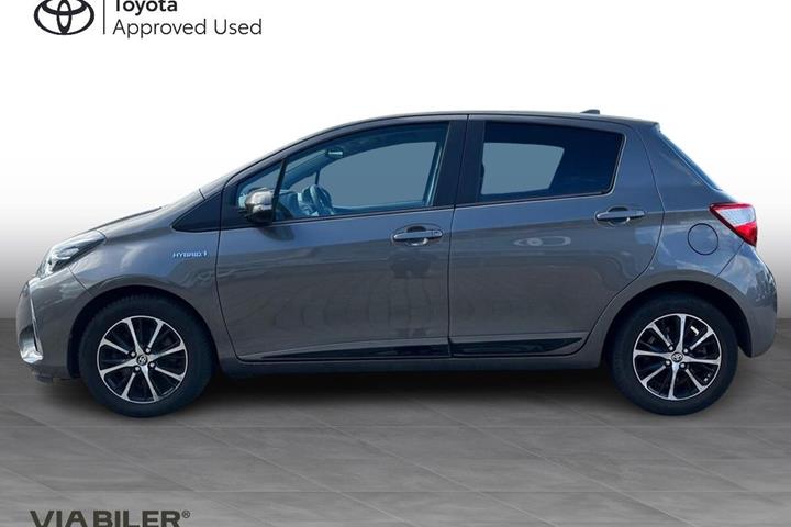Grå Toyota Yaris fra 2020