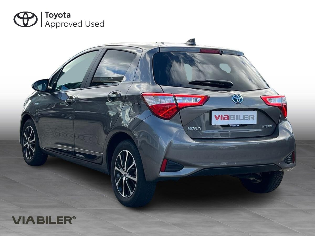 Grå Toyota Yaris fra 2020