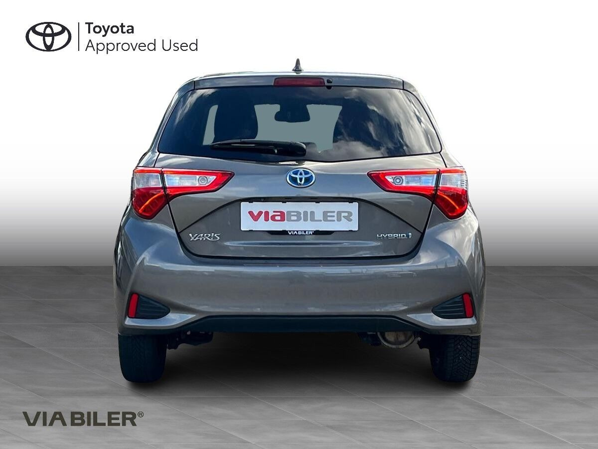 Grå Toyota Yaris fra 2020