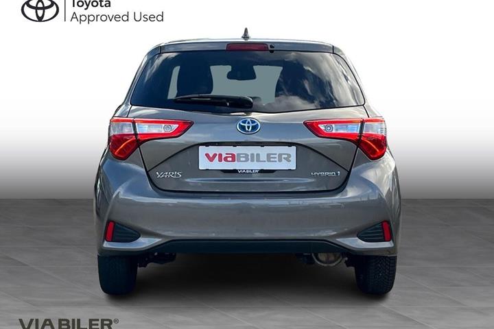 Grå Toyota Yaris fra 2020