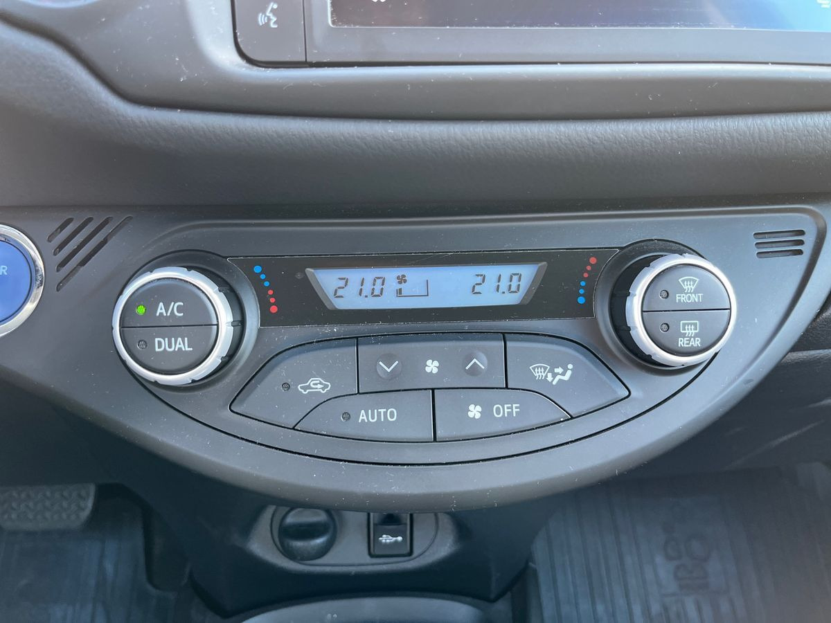 Grå Toyota Yaris fra 2020