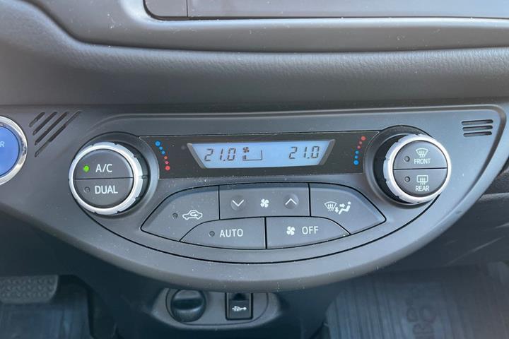 Grå Toyota Yaris fra 2020