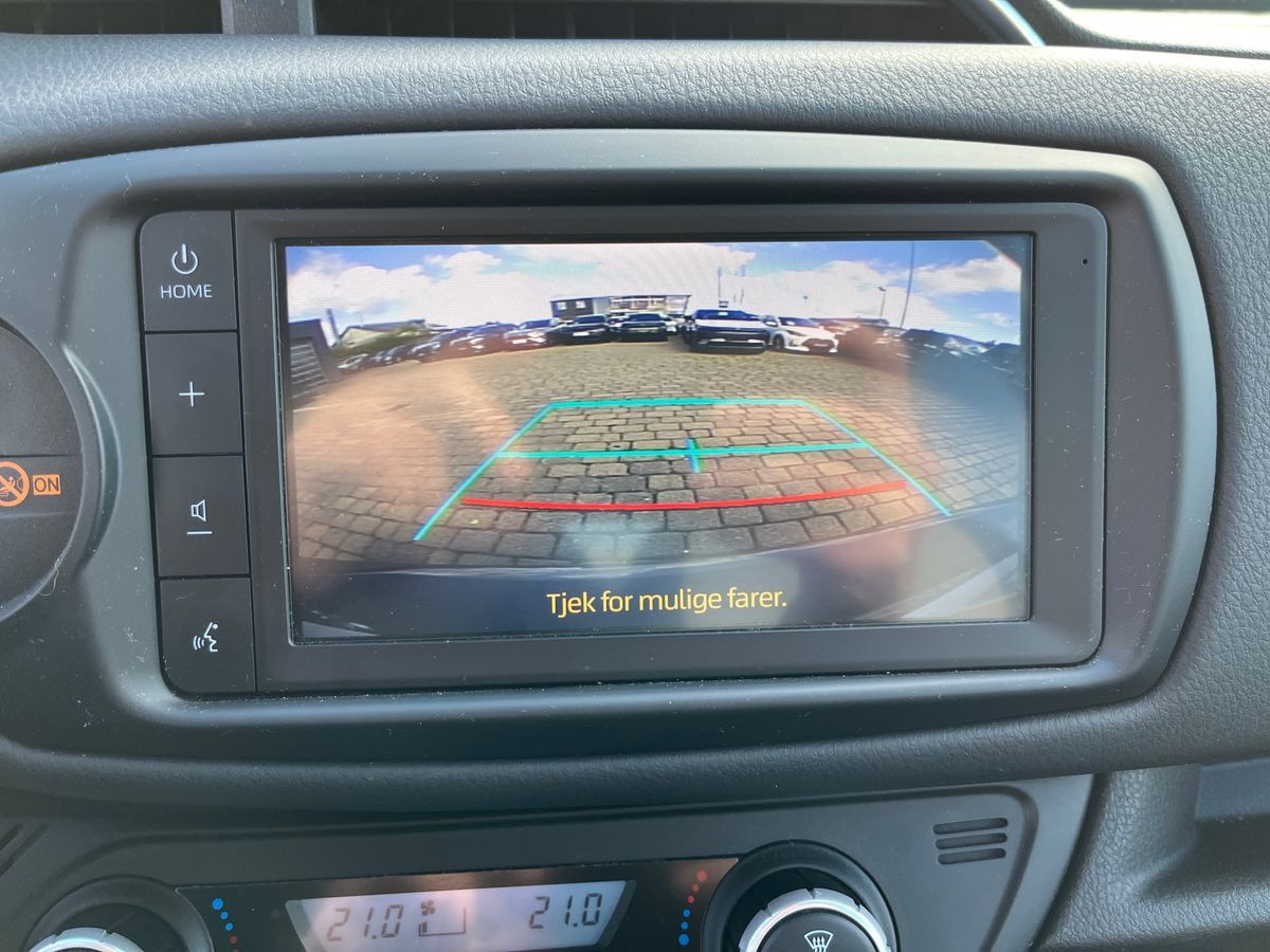 Grå Toyota Yaris fra 2020