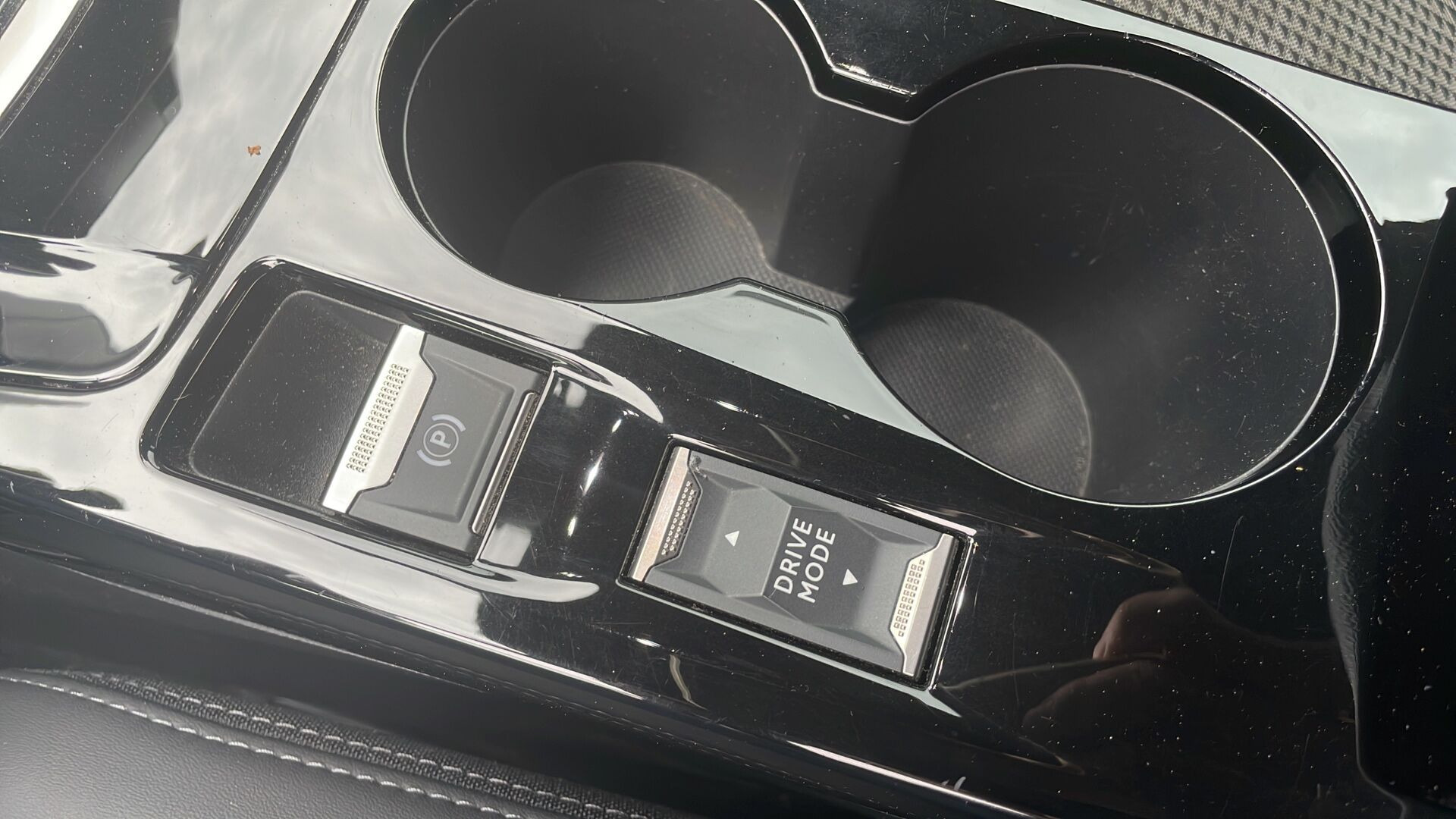 Grå Peugeot 208 fra 2020