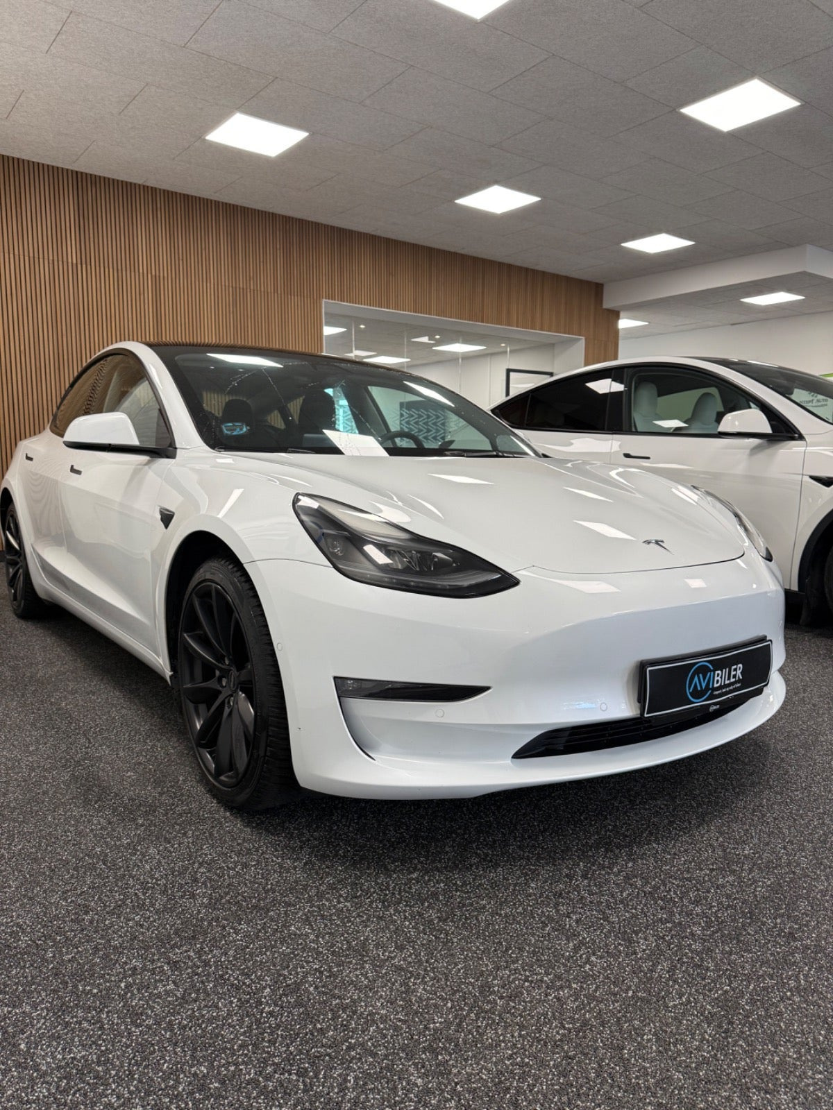 Hvid Tesla Model 3 fra 2022