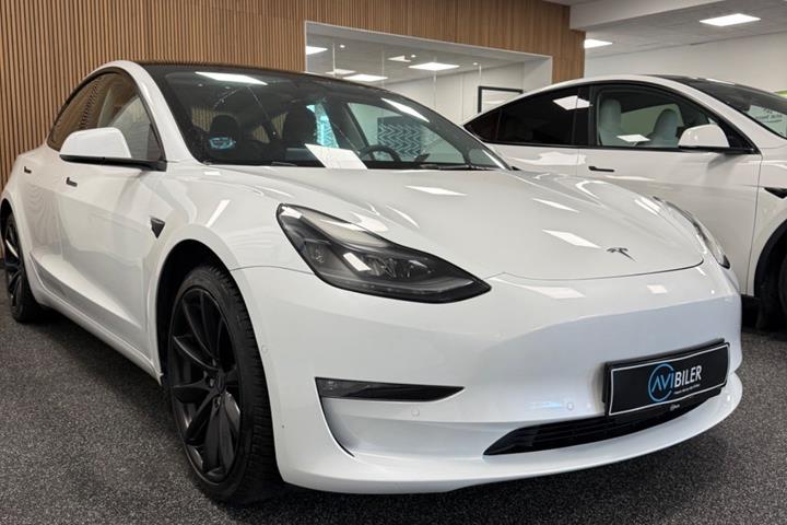 Hvid Tesla Model 3 fra 2022
