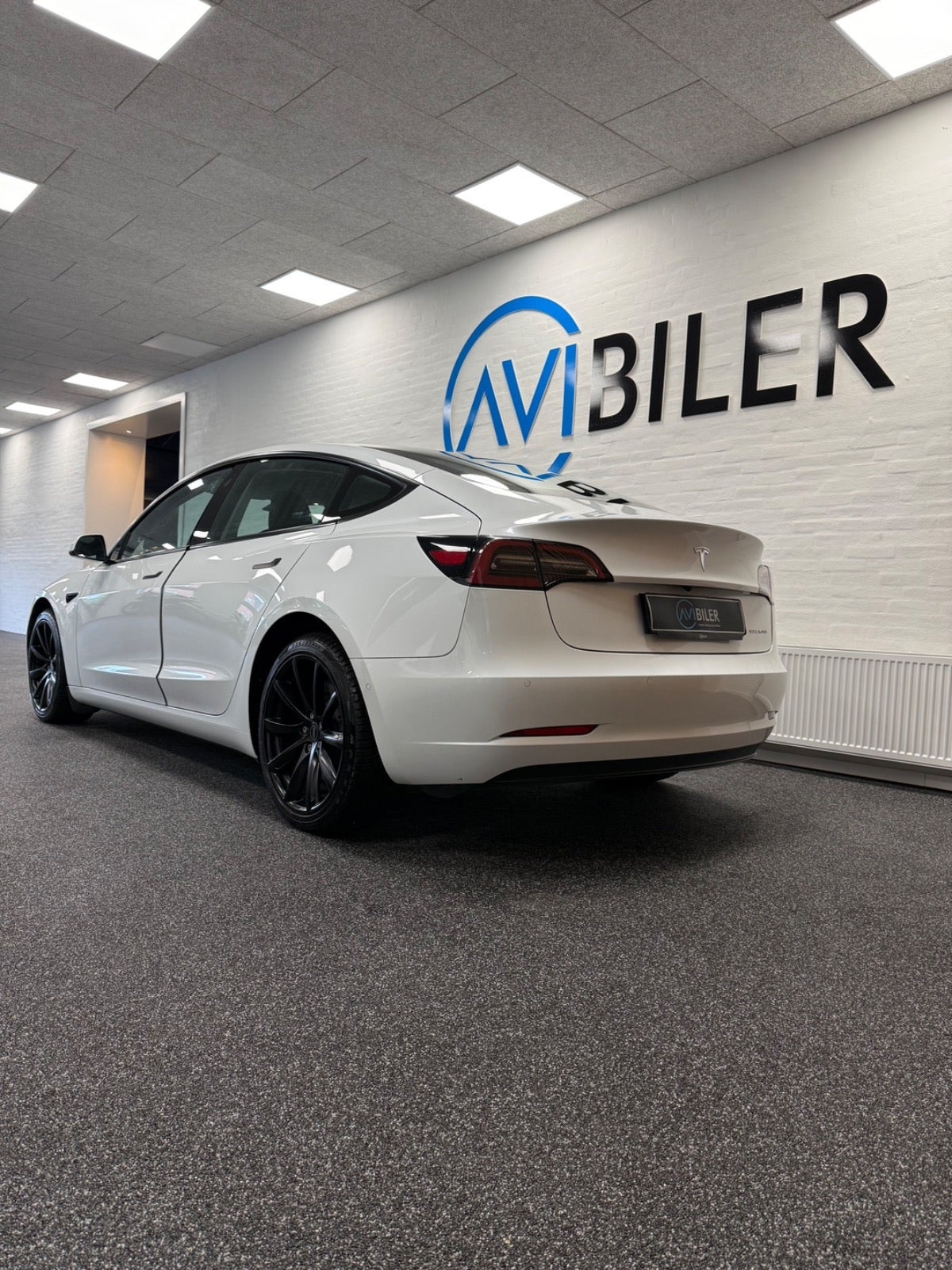 Hvid Tesla Model 3 fra 2022