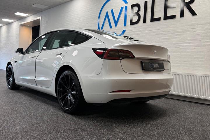 Hvid Tesla Model 3 fra 2022