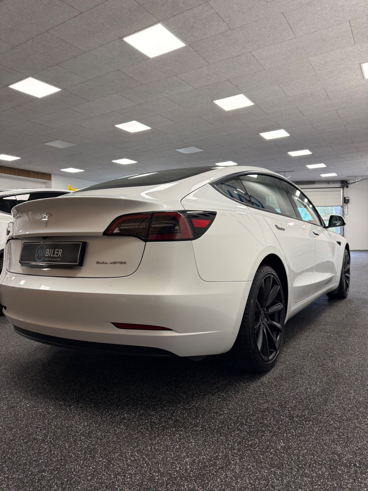 Hvid Tesla Model 3 fra 2022