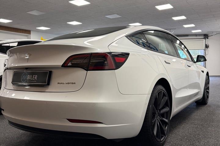 Hvid Tesla Model 3 fra 2022