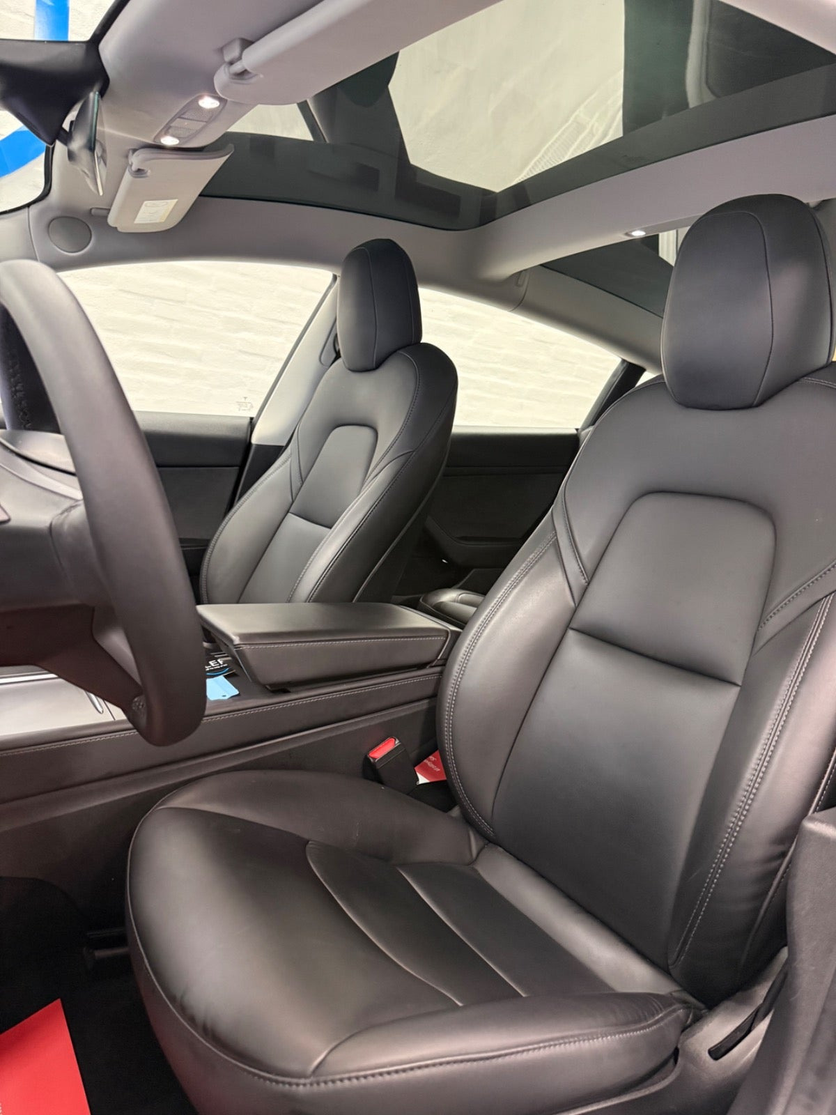 Hvid Tesla Model 3 fra 2022