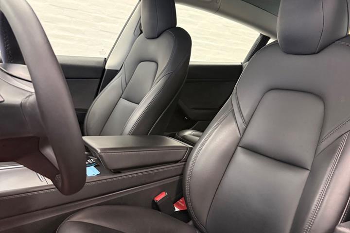 Hvid Tesla Model 3 fra 2022