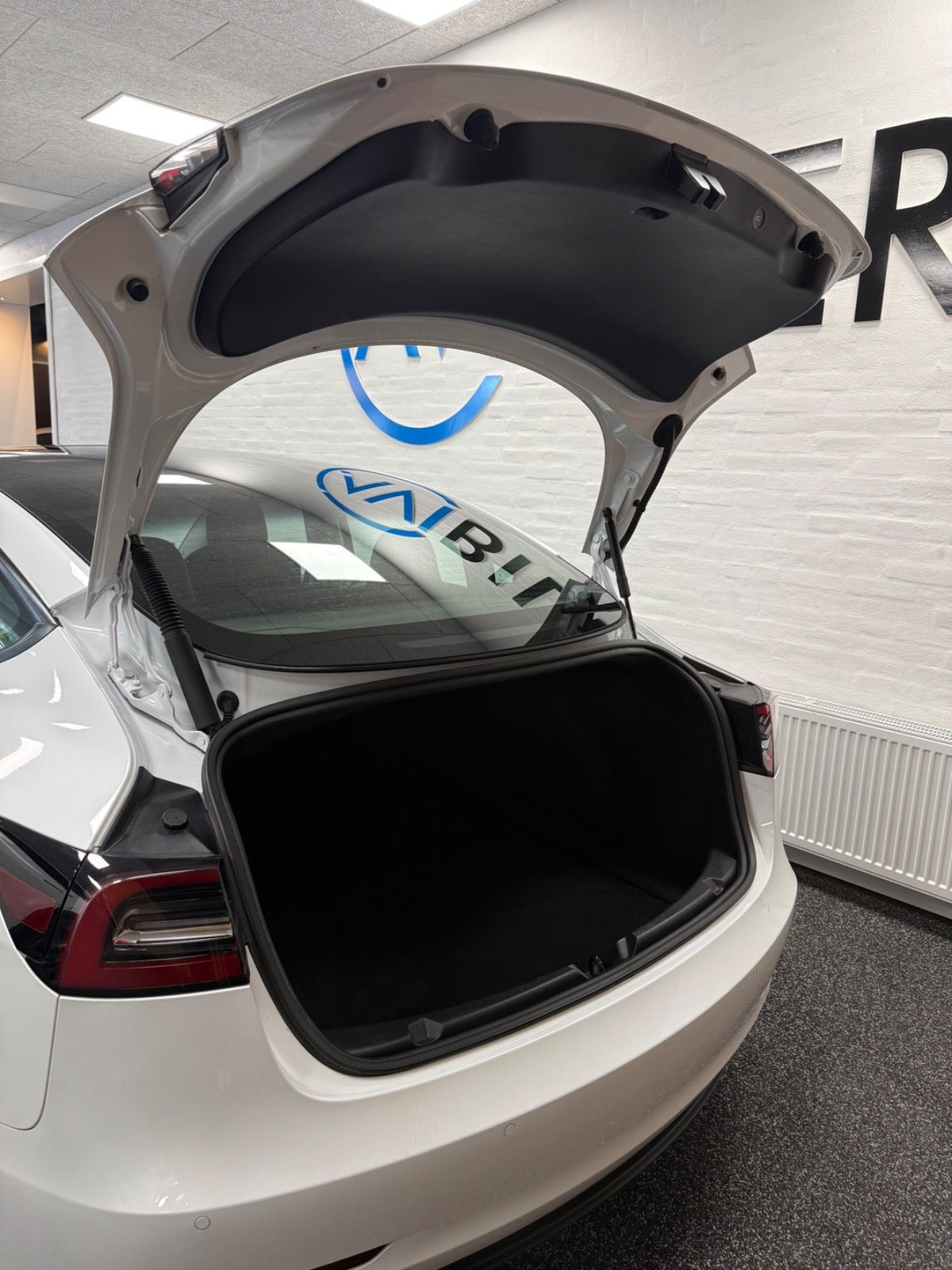 Hvid Tesla Model 3 fra 2022
