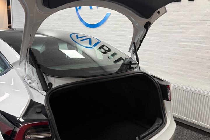Hvid Tesla Model 3 fra 2022