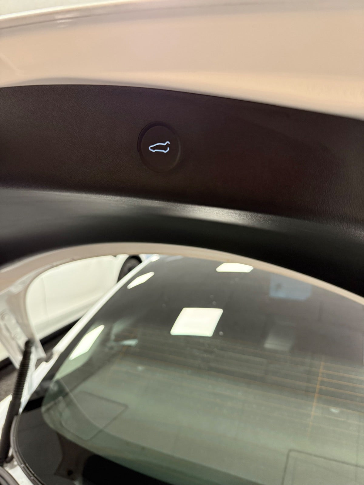 Hvid Tesla Model 3 fra 2022