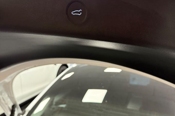 Hvid Tesla Model 3 fra 2022