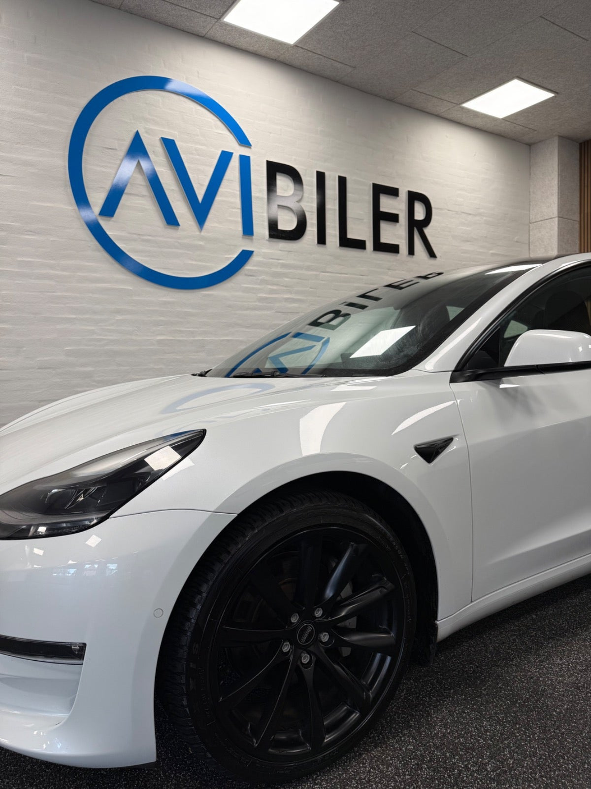 Hvid Tesla Model 3 fra 2022
