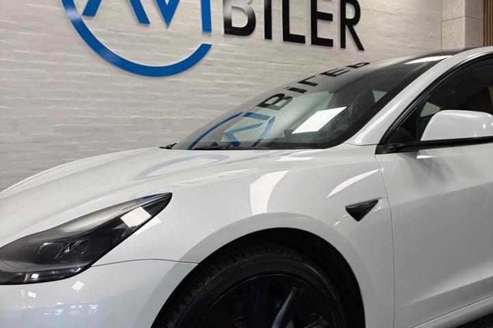 Hvid Tesla Model 3 fra 2022