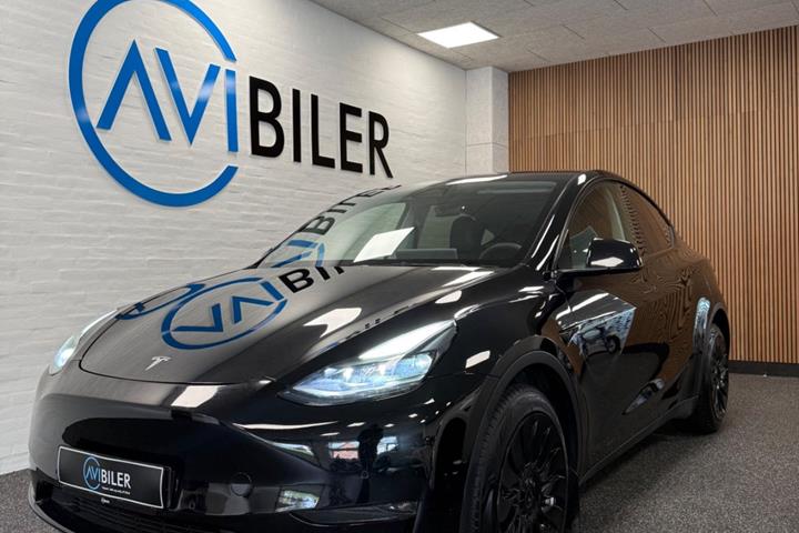 Sort Tesla Model Y fra 2023