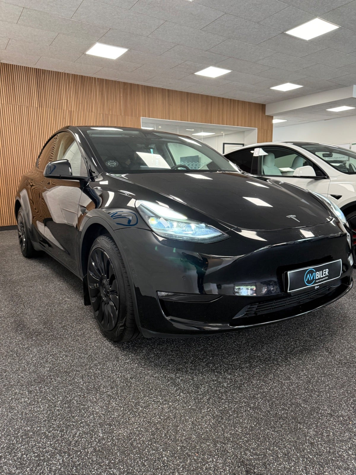 Sort Tesla Model Y fra 2023