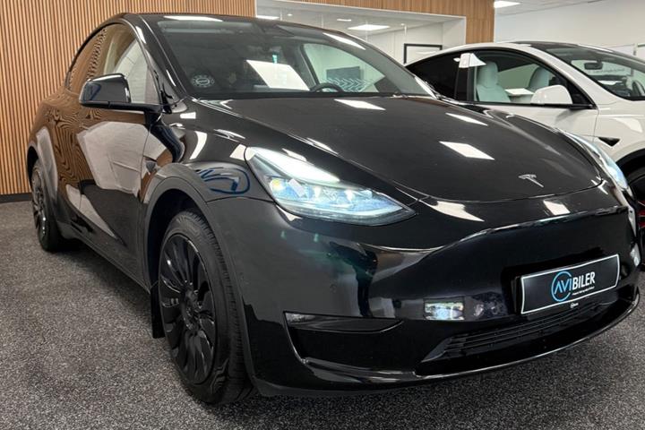Sort Tesla Model Y fra 2023