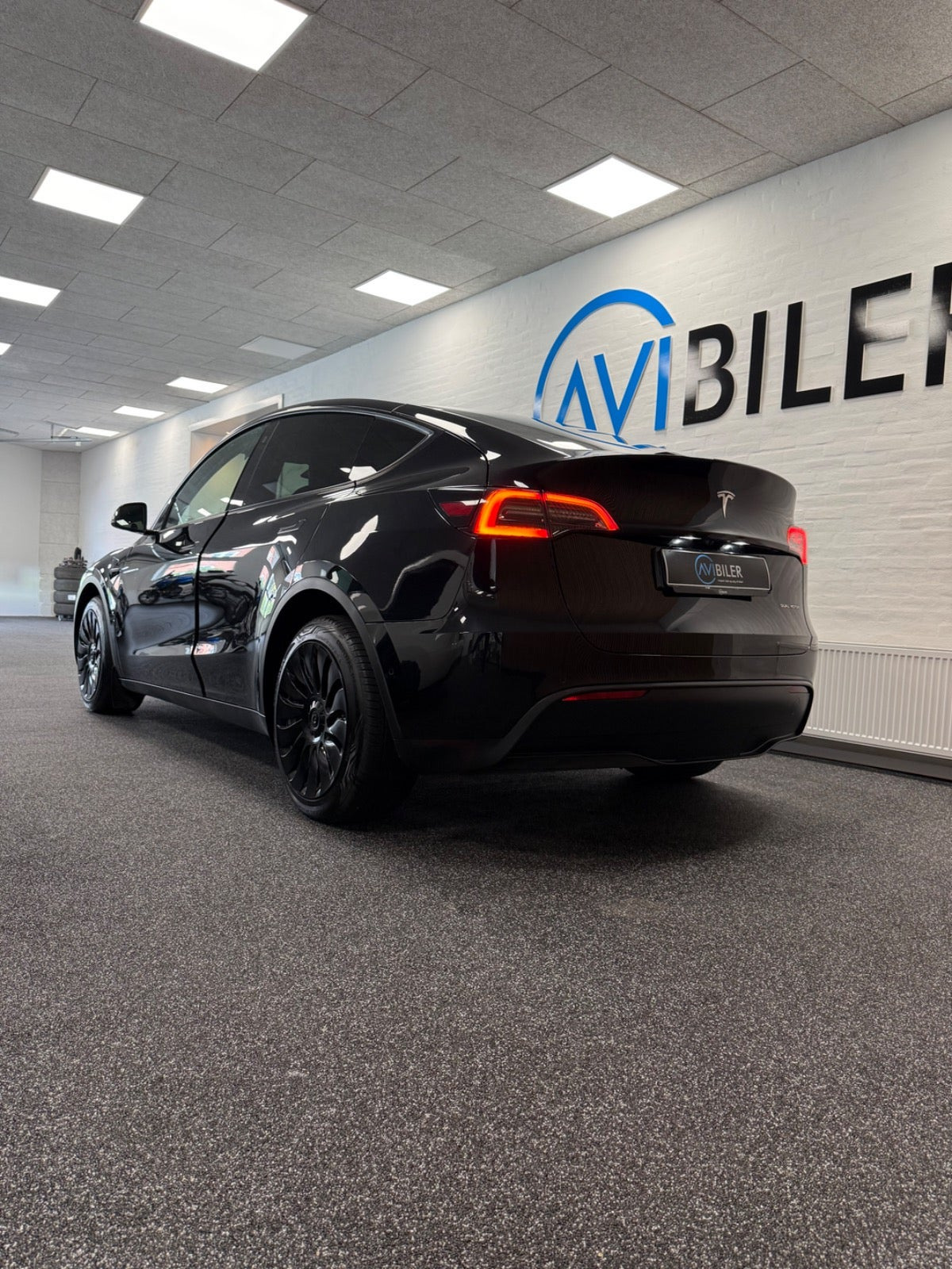 Sort Tesla Model Y fra 2023