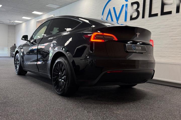 Sort Tesla Model Y fra 2023