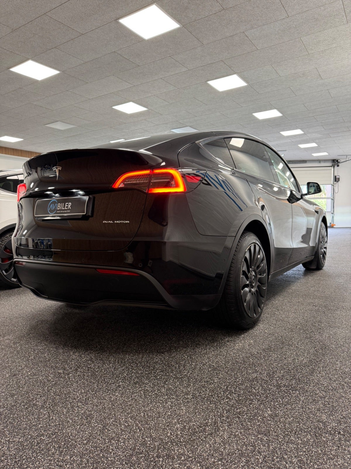Sort Tesla Model Y fra 2023