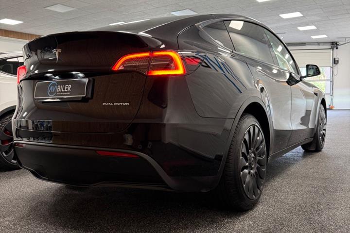 Sort Tesla Model Y fra 2023