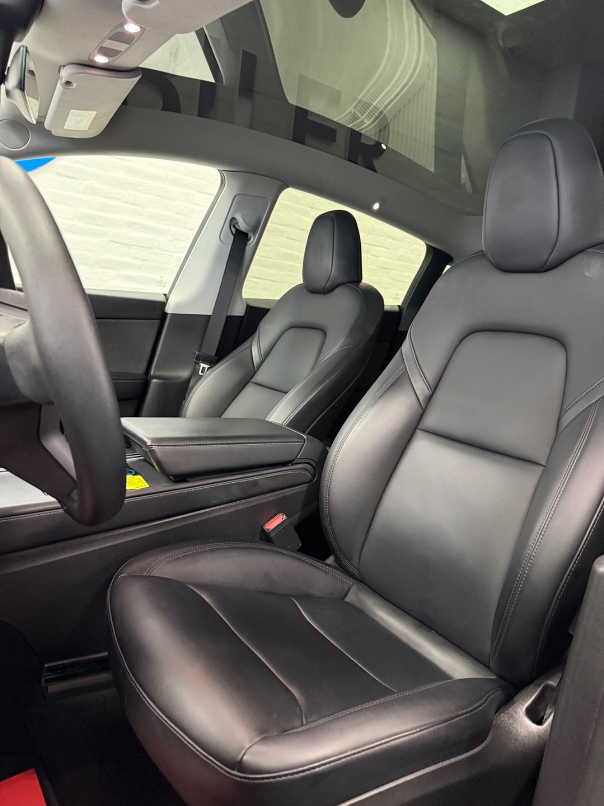 Sort Tesla Model Y fra 2023