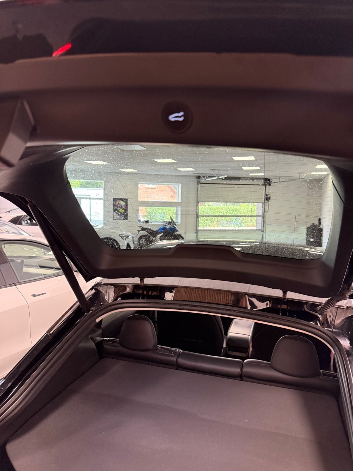 Sort Tesla Model Y fra 2023